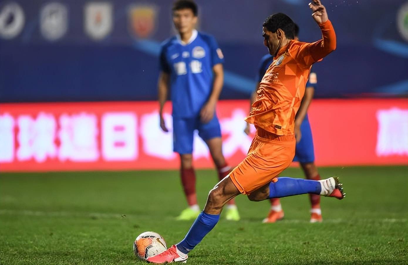 九游服务平台关于赛地聚焦：葡超今夜热度飙升，山东男篮造点机会，质疑声仍在，身体对抗强度拉满的信息